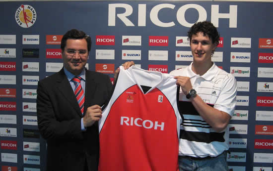 foto de la presentaci� oficial del base Rodrigo San Miguel com a nou jugador del RICOH Manresa